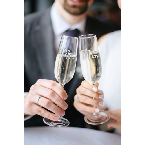  [아마존베스트]Sweetzer & Orange Bride and Groom Champagne Glasses (8 oz) Engraved Mr and Mrs Glasses for Wedding Glasses and Toasting Flutes, Bridal Shower Gifts, Engagement Gift. Boxed Mr and M