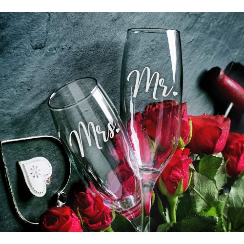  [아마존베스트]Sweetzer & Orange Bride and Groom Champagne Glasses (8 oz) Engraved Mr and Mrs Glasses for Wedding Glasses and Toasting Flutes, Bridal Shower Gifts, Engagement Gift. Boxed Mr and M