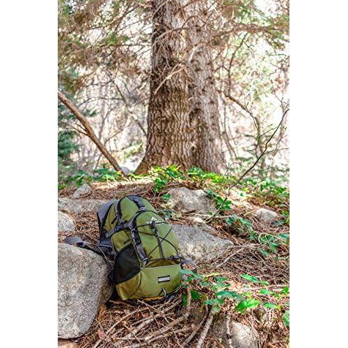  TETON Sports Oasis 18L Hydration Pack with Free 2-Liter water bladder; The perfect backpack for Hiking, Running, Cycling, or Commuting