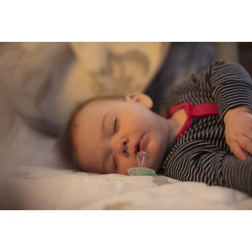 토미티피 Tommee Tippee Closer to Nature Night Time Toddler Soothie Pacifier, 18-36 Months - 2 Count (Colors May Vary)