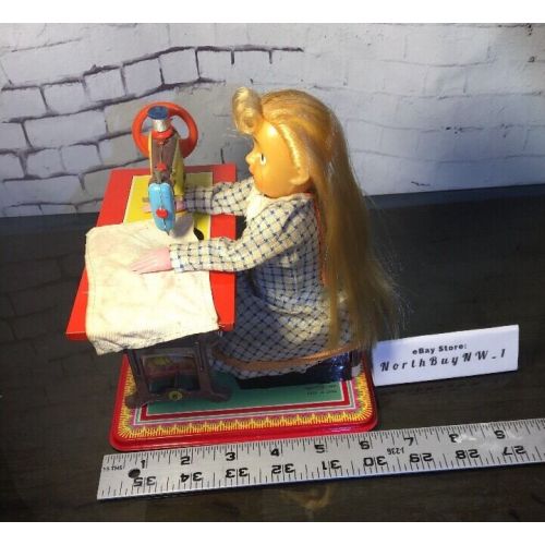  Toys & Hobbies *RARE* VINTAGE DOLLY DRESSMAKER Tin Toy Seamstress Sewing Machine Japan T.N.