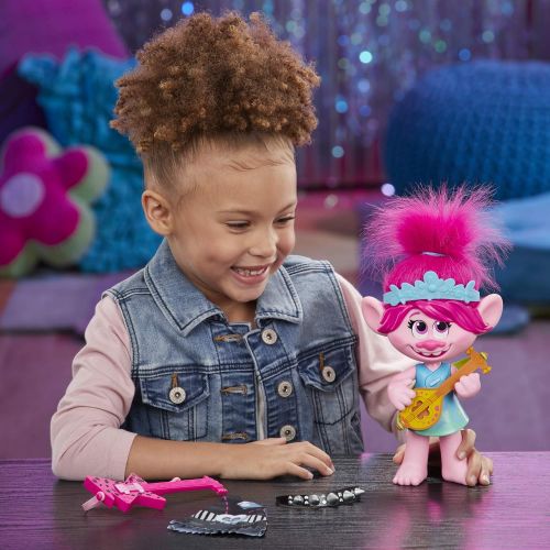 해즈브로 Hasbro DreamWorks Trolls World Tour Pop-to-Rock Poppy Singing Doll with 2 Different Looks and Sounds, Toy Sings Trolls Just Want to Have Fun (English)