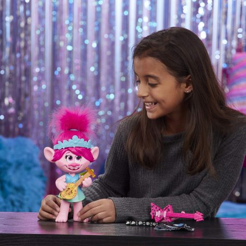 해즈브로 Hasbro DreamWorks Trolls World Tour Pop-to-Rock Poppy Singing Doll with 2 Different Looks and Sounds, Toy Sings Trolls Just Want to Have Fun (English)