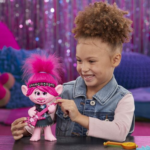 해즈브로 Hasbro DreamWorks Trolls World Tour Pop-to-Rock Poppy Singing Doll with 2 Different Looks and Sounds, Toy Sings Trolls Just Want to Have Fun (English)