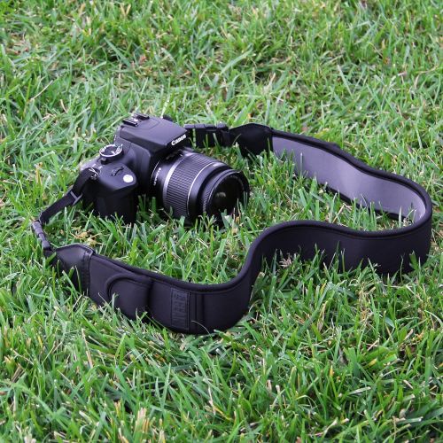  [아마존베스트]USA Gear USA GEAR TrueSHOT Camera Strap with Black Neoprene Pattern, Accessory Pockets and Quick Release Buckles - Compatible with Canon, Fujifilm, Nikon, Sony and More DSLR, Mirrorless, Ca