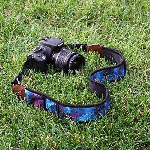  [아마존베스트]USA Gear USA GEAR TrueSHOT Camera Strap with Galaxy Neoprene Pattern , Accessory Pockets and Quick Release Buckles - Compatible With Canon , Fujifilm , Nikon , Sony and More DSLR , Mirrorle