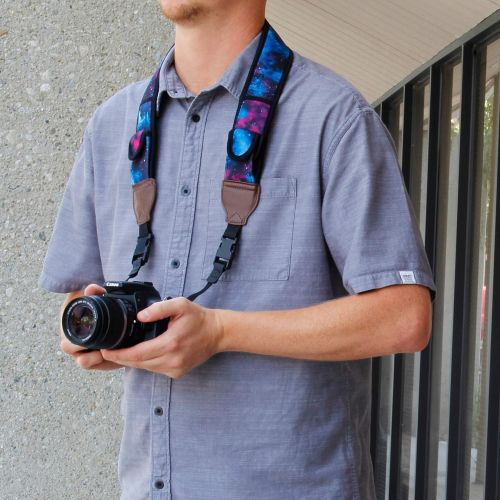  [아마존베스트]USA Gear USA GEAR TrueSHOT Camera Strap with Galaxy Neoprene Pattern , Accessory Pockets and Quick Release Buckles - Compatible With Canon , Fujifilm , Nikon , Sony and More DSLR , Mirrorle