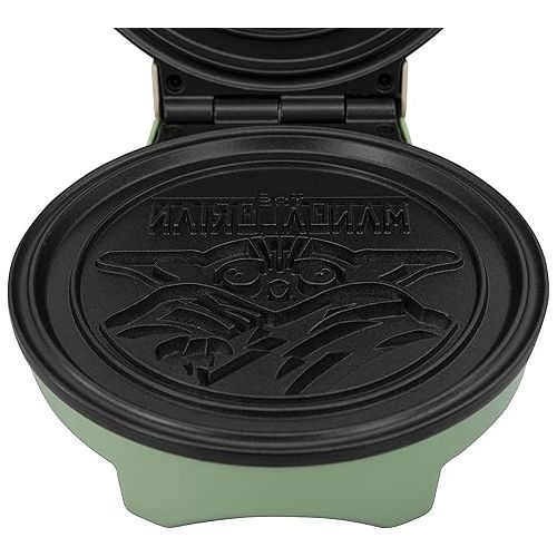  Uncanny Brands Star Wars The Mandalorian The Child Waffle Maker - Baby Yoda Waffles