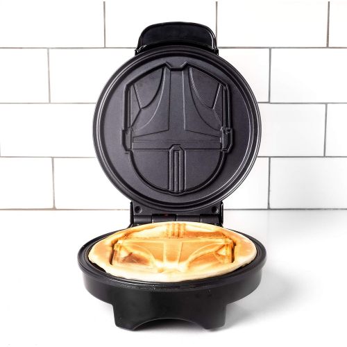  [아마존베스트]Uncanny Brands Star Wars Mandalorian Helmet Shaped Waffle Maker - Star Wars Kitchen Appliances