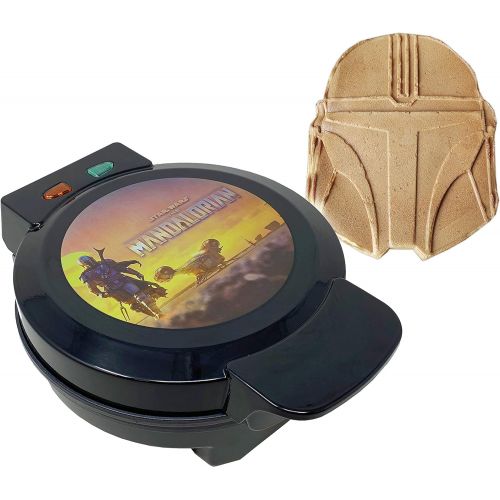  [아마존베스트]Uncanny Brands Star Wars Mandalorian Helmet Shaped Waffle Maker - Star Wars Kitchen Appliances