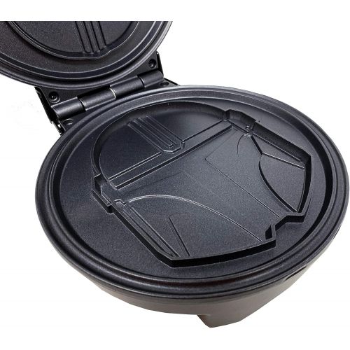  [아마존베스트]Uncanny Brands Star Wars Mandalorian Helmet Shaped Waffle Maker - Star Wars Kitchen Appliances