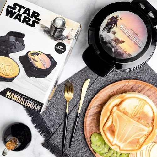  [아마존베스트]Uncanny Brands Star Wars Mandalorian Helmet Shaped Waffle Maker - Star Wars Kitchen Appliances