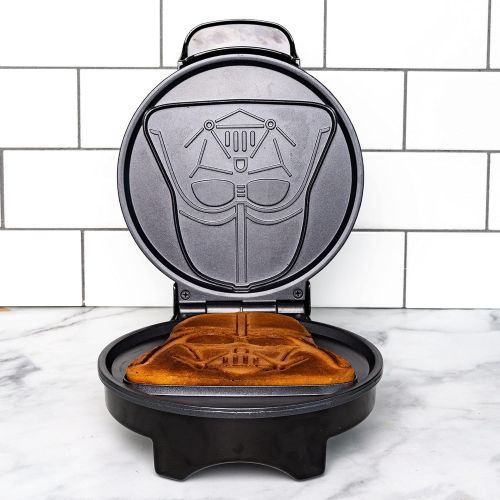  [아마존베스트]Uncanny Brands Darth Vader Waffle Maker- Sith Lord On Your Waffles- Waffle Iron