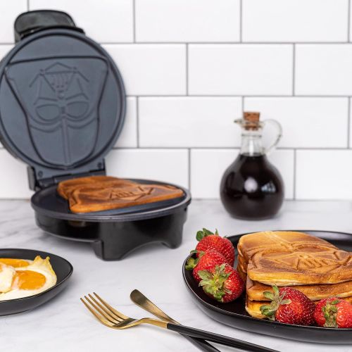  [아마존베스트]Uncanny Brands Darth Vader Waffle Maker- Sith Lord On Your Waffles- Waffle Iron