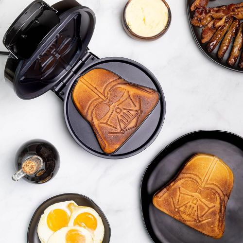  [아마존베스트]Uncanny Brands Darth Vader Waffle Maker- Sith Lord On Your Waffles- Waffle Iron