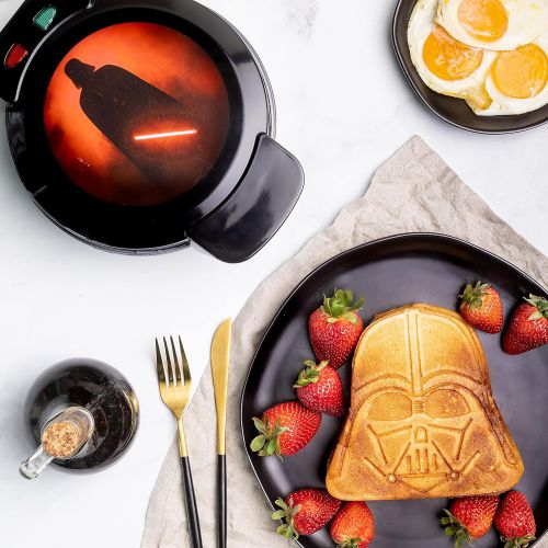  [아마존베스트]Uncanny Brands Darth Vader Waffle Maker- Sith Lord On Your Waffles- Waffle Iron