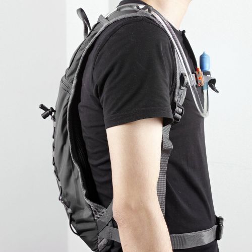  [아마존베스트]Unigear Hydration Pack Backpack with 70 oz 2L Water Bladder for Running, Hiking, Cycling, Climbing, Camping, Biking