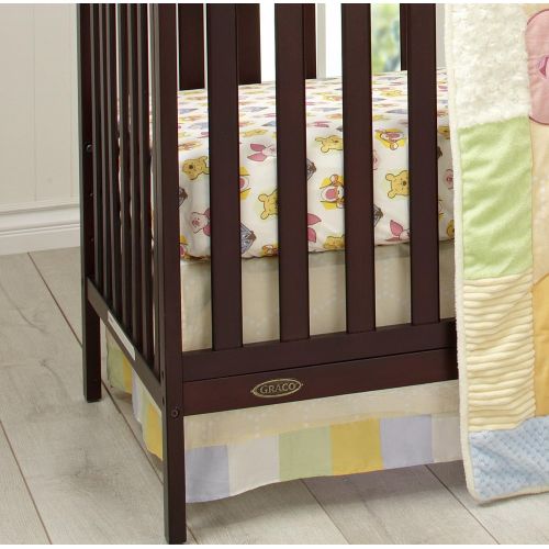 디즈니 Visit the Disney Store Disney Winnie The Pooh Peeking Pooh 7 Piece Nursery Crib Bedding Set - Appliqued/Textured Quilt, 2 100% Cotton Fitted Crib Sheets, Crib Skirt with 16 Drop, 3 Soft Wall Hangings