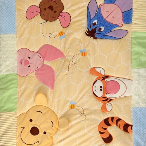 디즈니 Visit the Disney Store Disney Winnie The Pooh Peeking Pooh 7 Piece Nursery Crib Bedding Set - Appliqued/Textured Quilt, 2 100% Cotton Fitted Crib Sheets, Crib Skirt with 16 Drop, 3 Soft Wall Hangings