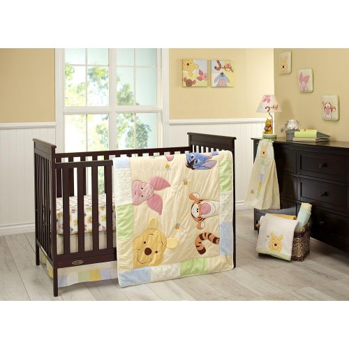 디즈니 Visit the Disney Store Disney Winnie The Pooh Peeking Pooh 7 Piece Nursery Crib Bedding Set - Appliqued/Textured Quilt, 2 100% Cotton Fitted Crib Sheets, Crib Skirt with 16 Drop, 3 Soft Wall Hangings