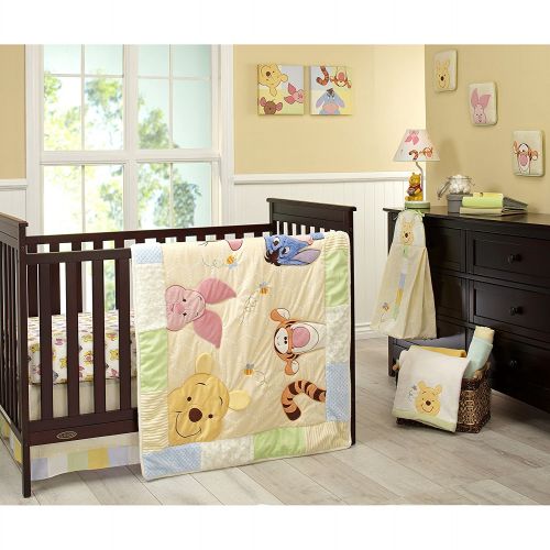 디즈니 Visit the Disney Store Disney Winnie The Pooh Peeking Pooh 7 Piece Nursery Crib Bedding Set - Appliqued/Textured Quilt, 2 100% Cotton Fitted Crib Sheets, Crib Skirt with 16 Drop, 3 Soft Wall Hangings