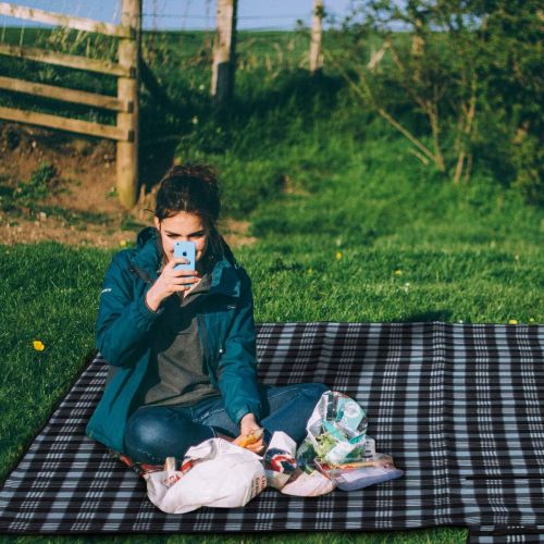  ZORMY Extra Large Picnic Blanket 3 Layers for Waterproof Beach Handy Mat Brown and White Checkered Camping Mat Great for Outdoor Picnic, Beach, Camping, Camping on Grass and Portab