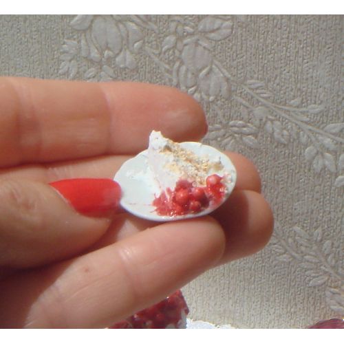  ANABELAMINIATURES Offer***Dollhouse cherry cake and one slice on plate. 1:12 Miniature cakes, cupcakes, macaroons, meringues, miniature pattiserie handmade.