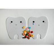 TomToy Happy tooth - Sad tooth with food trinkets, Good and bad food for teeth, Sorting activity, 15x17cm tooth, Set of 2 teeth+16 food trinkets