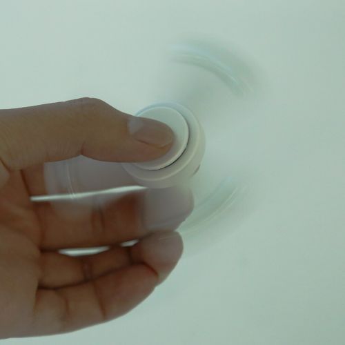  White Hand Fingertip Top Spinner Decompression Ceramics Ball Clover-shaped Spinner