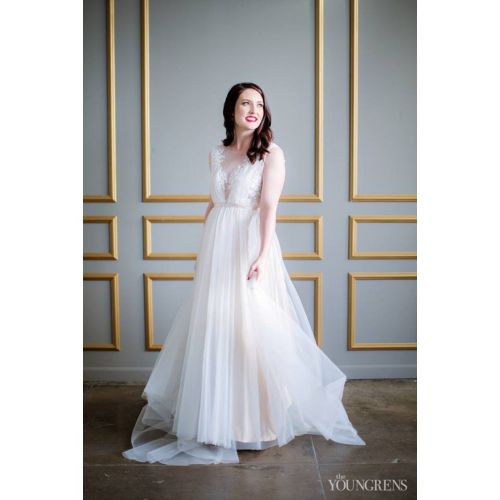 RenzBridal Wedding Dress Off White Tulle Dress V Neck Bridal Dress Lace Illusion Backless Bride Dress Train Maxi Dress Sleeveless Evening Dress(LW192)