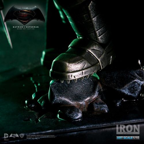  Batman Battle Damaged Armor Batman vs Superman Iron Studios 110 Scale Statue