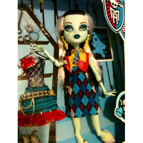 마텔 Mattel Monster High Exclusive Frankie Stein I Love Fashion Doll and 3 Outfit Set