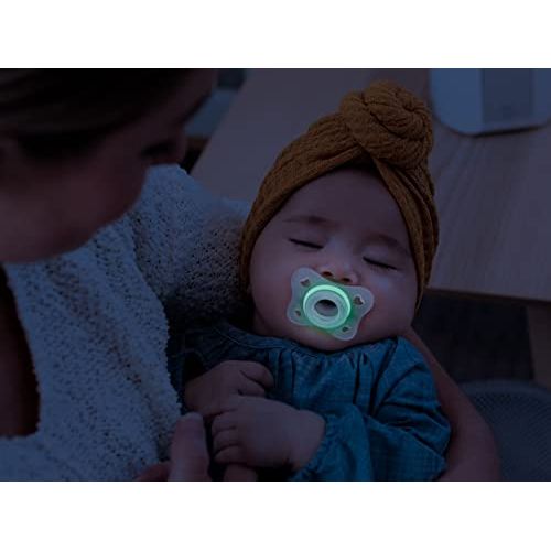 치코 Chicco PhysioForma Silicone Mini Glow in The Dark Pacifier in Clear for Babies 2-6m, Orthodontic Nipple, BPA-Free, 2-Count in Sterilizing Case