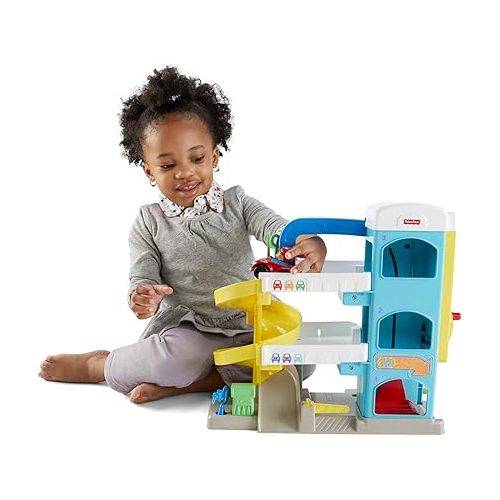 피셔프라이스 Fisher-Price Little People Toddler Toy Helpful Neighbor's Garage Playset with Spiral Ramp and 2 Wheelies Cars for Ages 18+ Months Multicolor