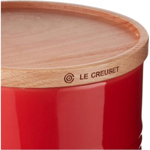 르크루제 Le Creuset Stoneware Canister with Wood Lid, 2.5 qt. (5.5 diameter), Cerise