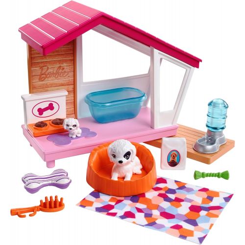 바비 Barbie Indoor Furniture Playset, Puppy Playhouse Includes Doghouse, Mommy Dog, Puppy and Pet-Themed Accessories