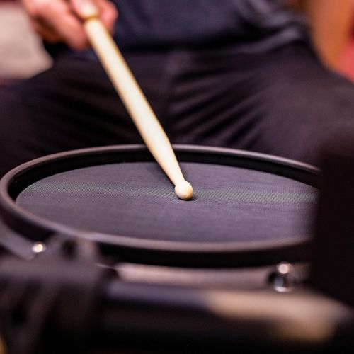  [아마존베스트]Alesis Drums Turbo Mesh Kit  Seven Piece Mesh Electric Drum Set With 100+ Sounds, 30 Play-Along Tracks, Drum Sticks & Connection Cables Included